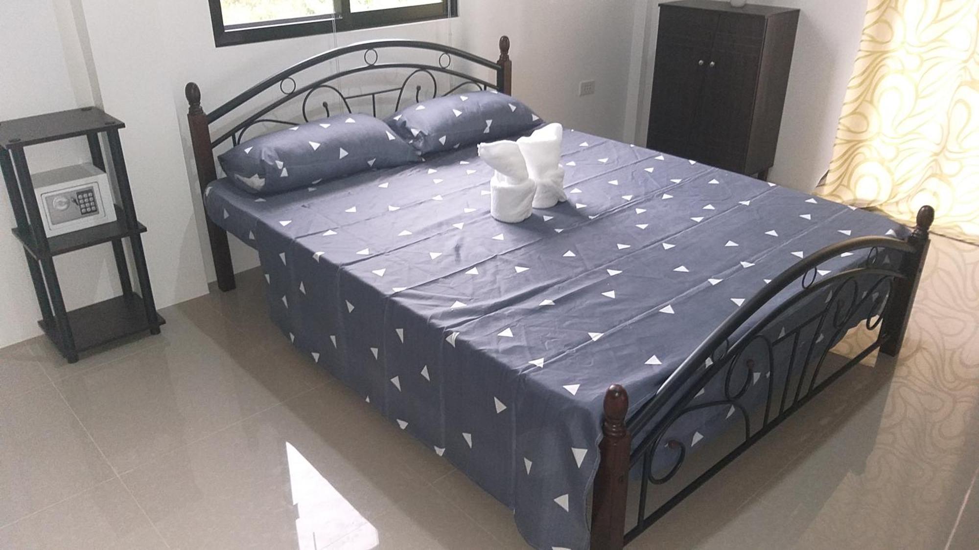 Ub Home Dauis Bilik gambar
